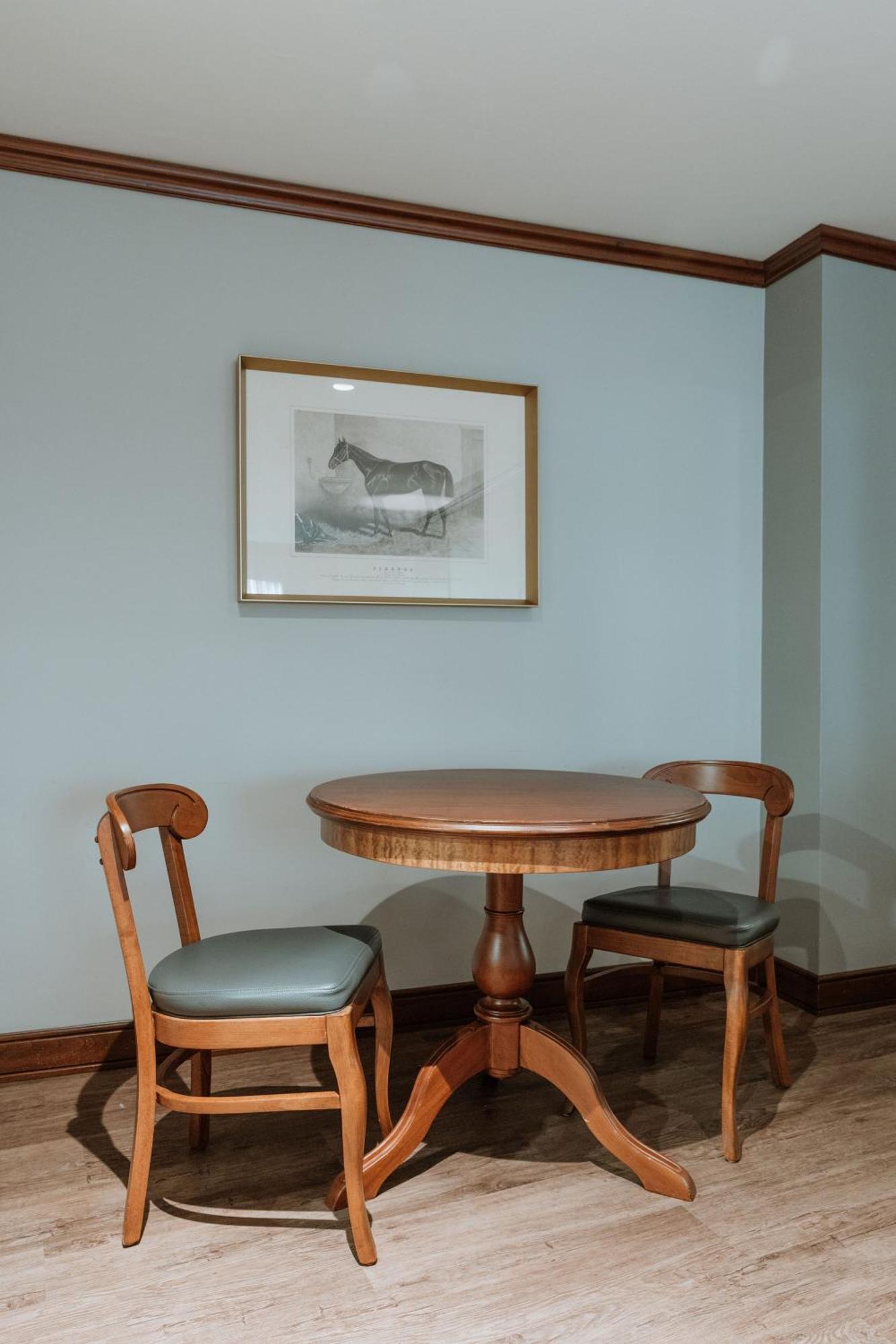 Hotel Park10 Medellín Exteriér fotografie A table and two chairs
