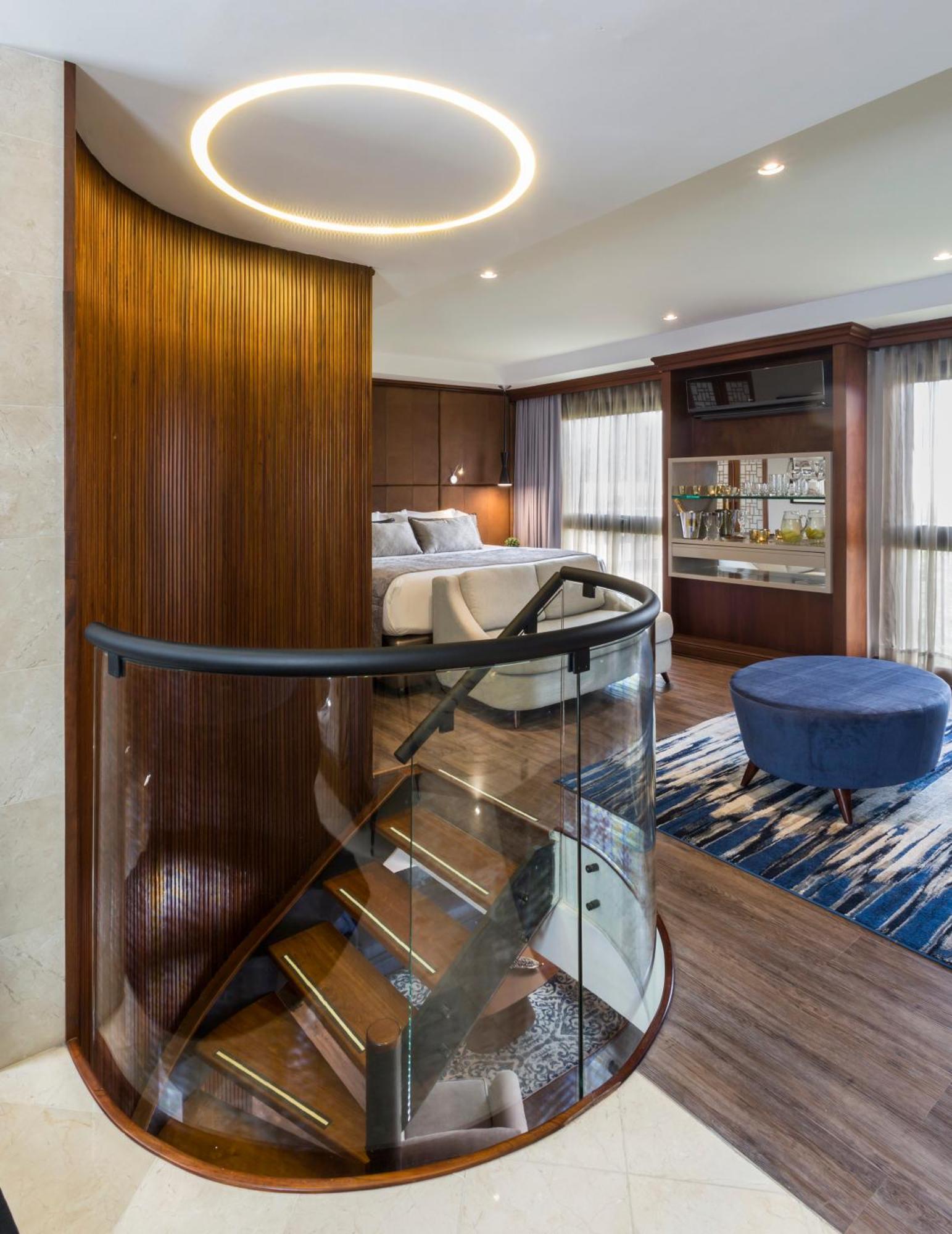 Hotel Park10 Medellín Exteriér fotografie The interior of a suite on the Regent Seven Seas Mariner
