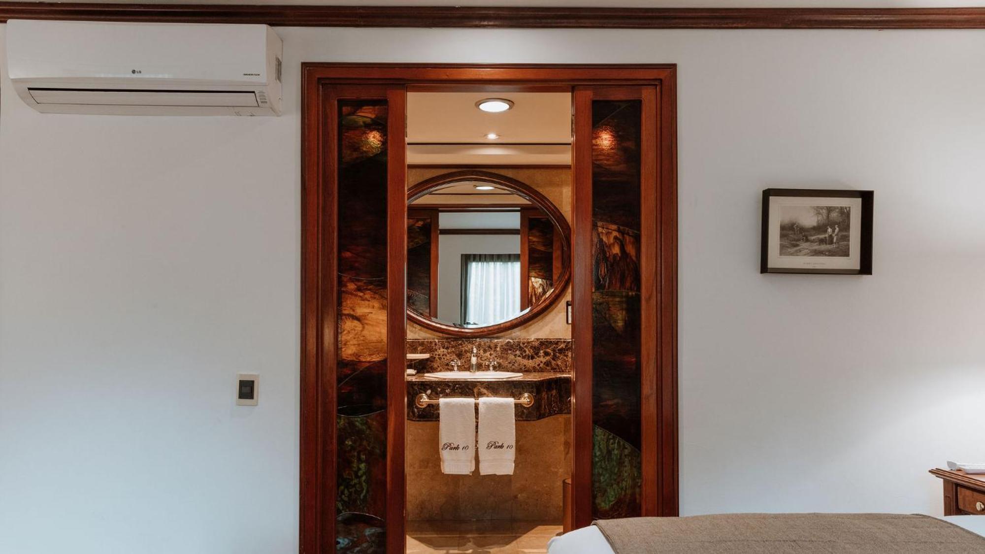 Hotel Park10 Medellín Exteriér fotografie A bathroom in a hotel