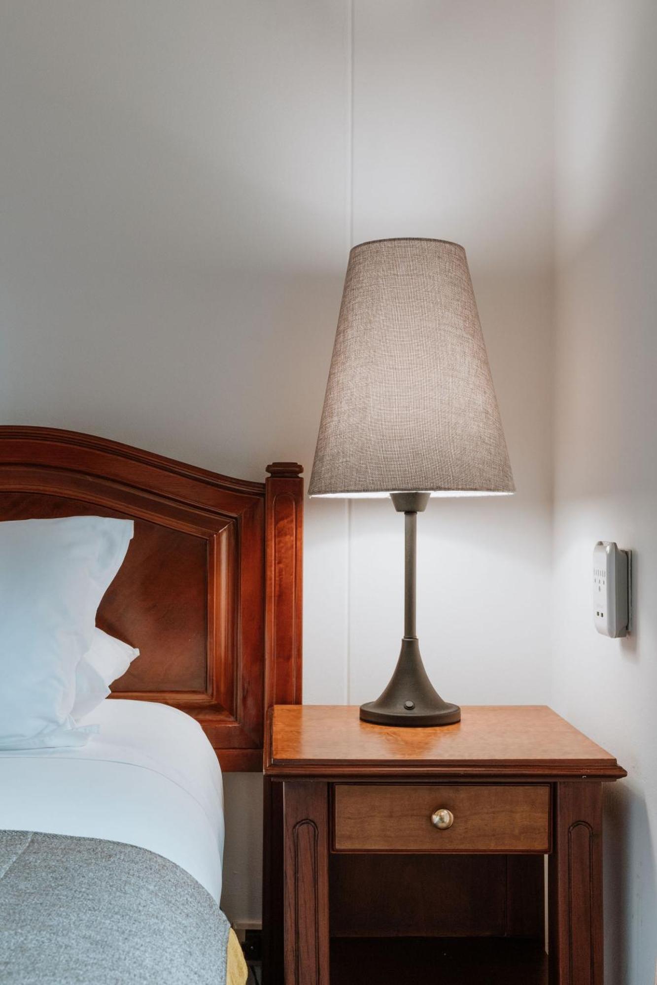 Hotel Park10 Medellín Exteriér fotografie A lamp on a bedside table
